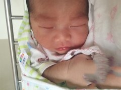 虽年过花甲，宝宝的降临却让他宛如新生