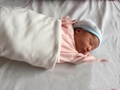 因子宫受损而无法怀孕，通过代妈成功孕育出健康的男婴